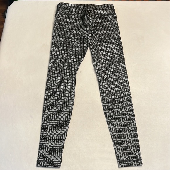 3. Lululemon Wunder Under Pant *Full-On Luon
Tri Geo Silver Spoon Black - Picture 3 of 6